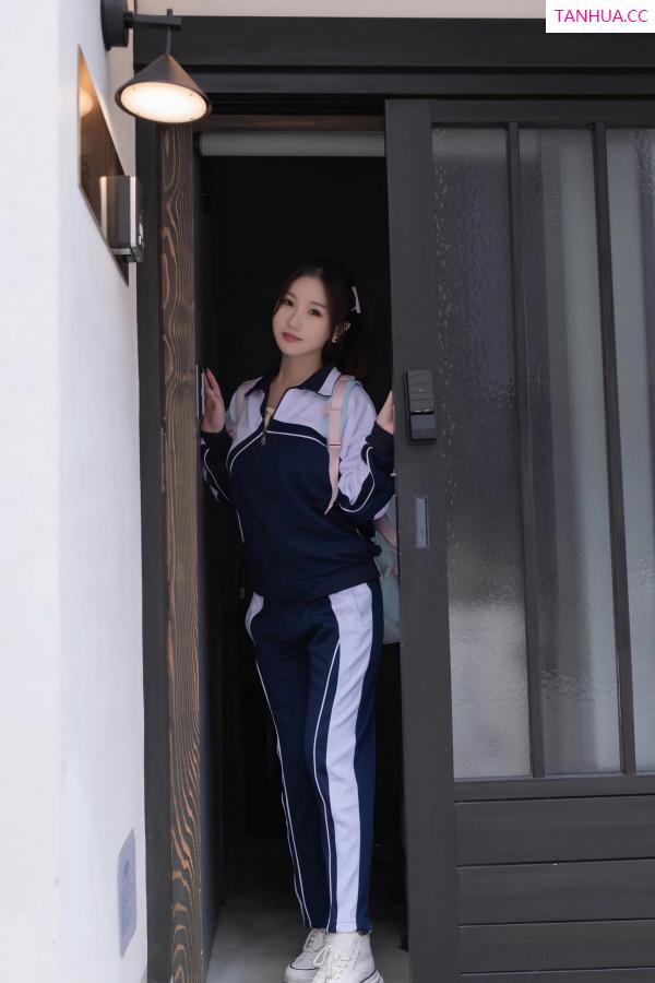   [XiuRen]高清写真图 2023.10.18 No.7528 杏子Yada 制服美腿第6张图片